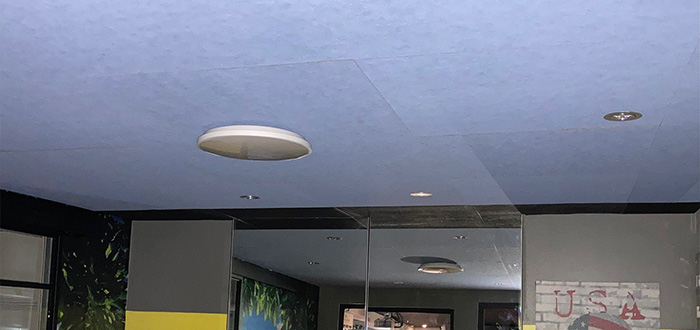 dalles bleues pour faux plafond avec lumières éteintes